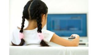 Không nên cho trẻ xem tivi quá sớm