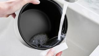 Rửa nồi cơm điện bằng nước có sao không? Nên hay không?