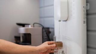 Tại sao cây lọc nước có mùi hôi và xử lý như thế nào?