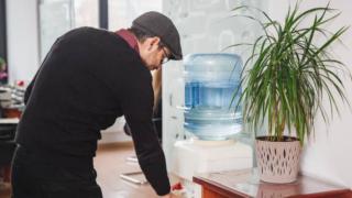 Xử lý nhanh tình trạng cây nước nóng lạnh bị chảy nước