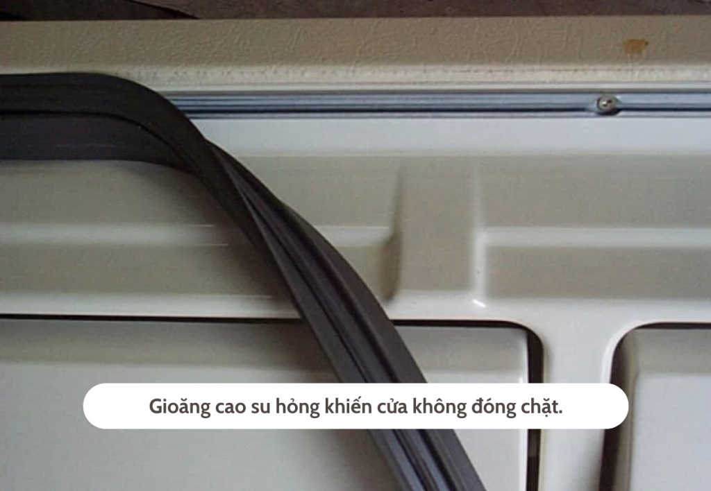 Gioăng cao su hỏng khiến cửa không đóng chặt