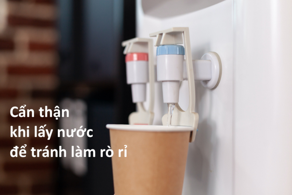 Cẩn thận khi lấy nước để tránh làm rò rỉ