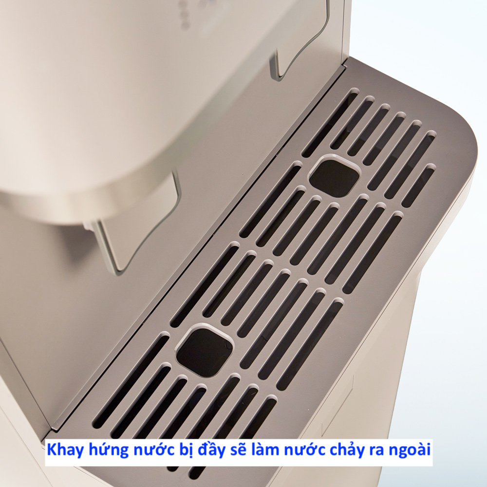 Khay hứng nước bị đầy sẽ làm nước chảy ra ngoài