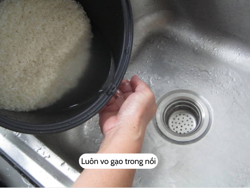 Luôn vo gạo trong nồi