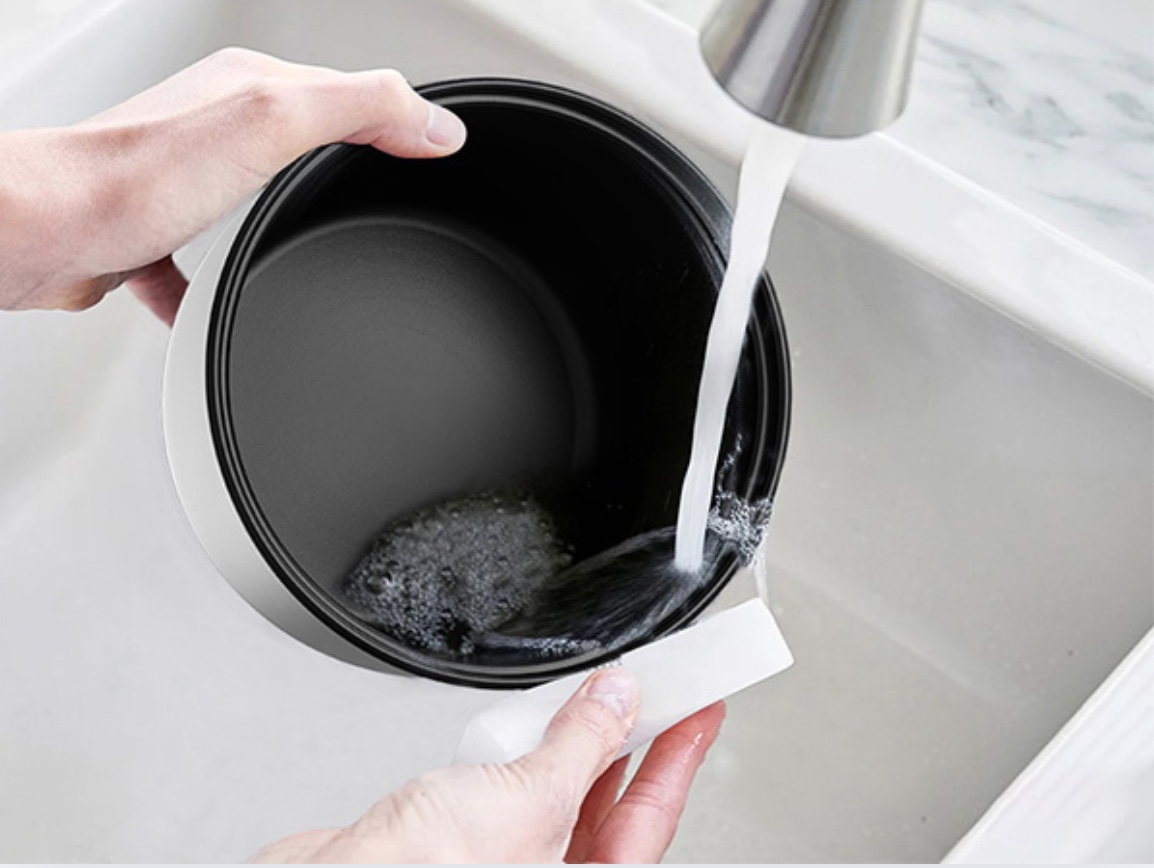 Rửa nồi cơm điện bằng nước