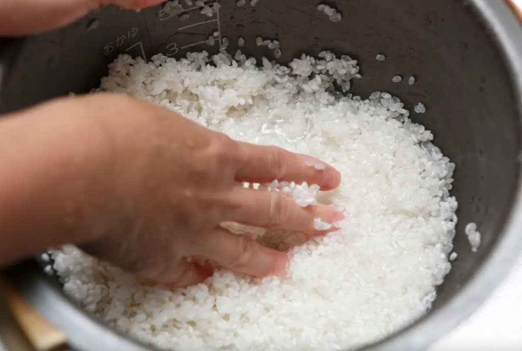 Không nên vo gạo trực tiếp trong lòng nồi