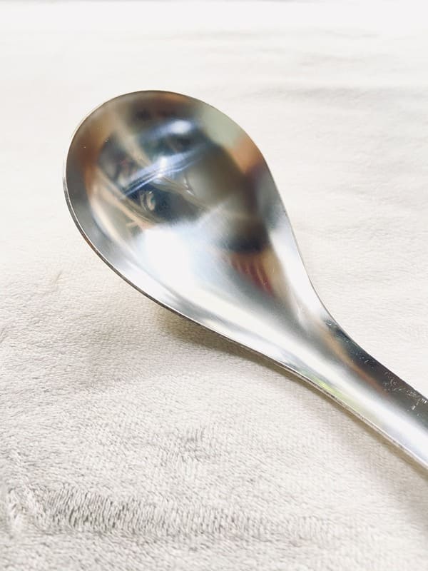Tránh sử dụng muôi xới cơm inox