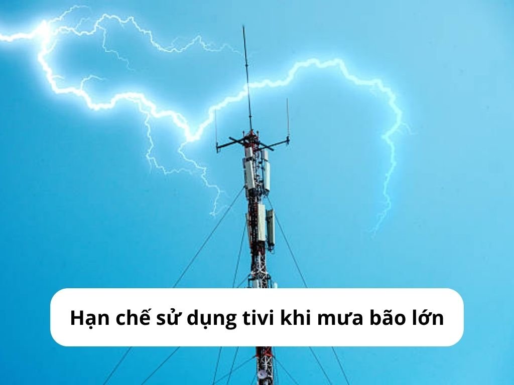 Khi mưa bão tốt nhất nên tắt tivi