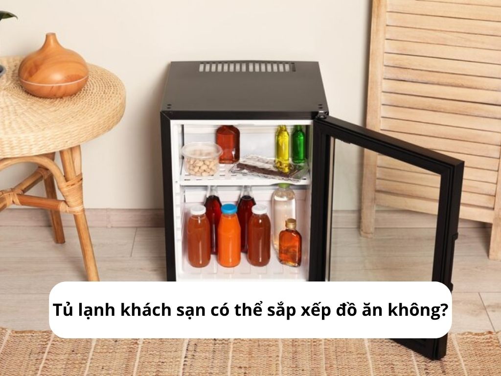 Tủ lạnh khách sạn dù nhỏ nhưng vẫn có thể dự trữ đồ ăn