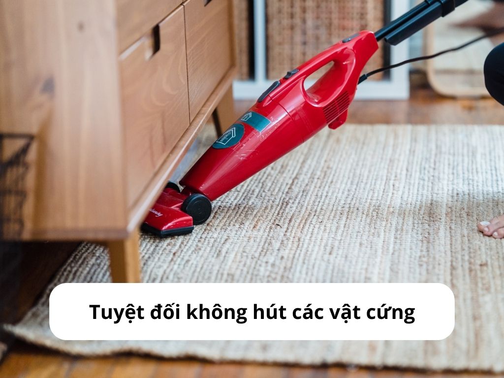 Tuyệt đối không hút các vật cứng