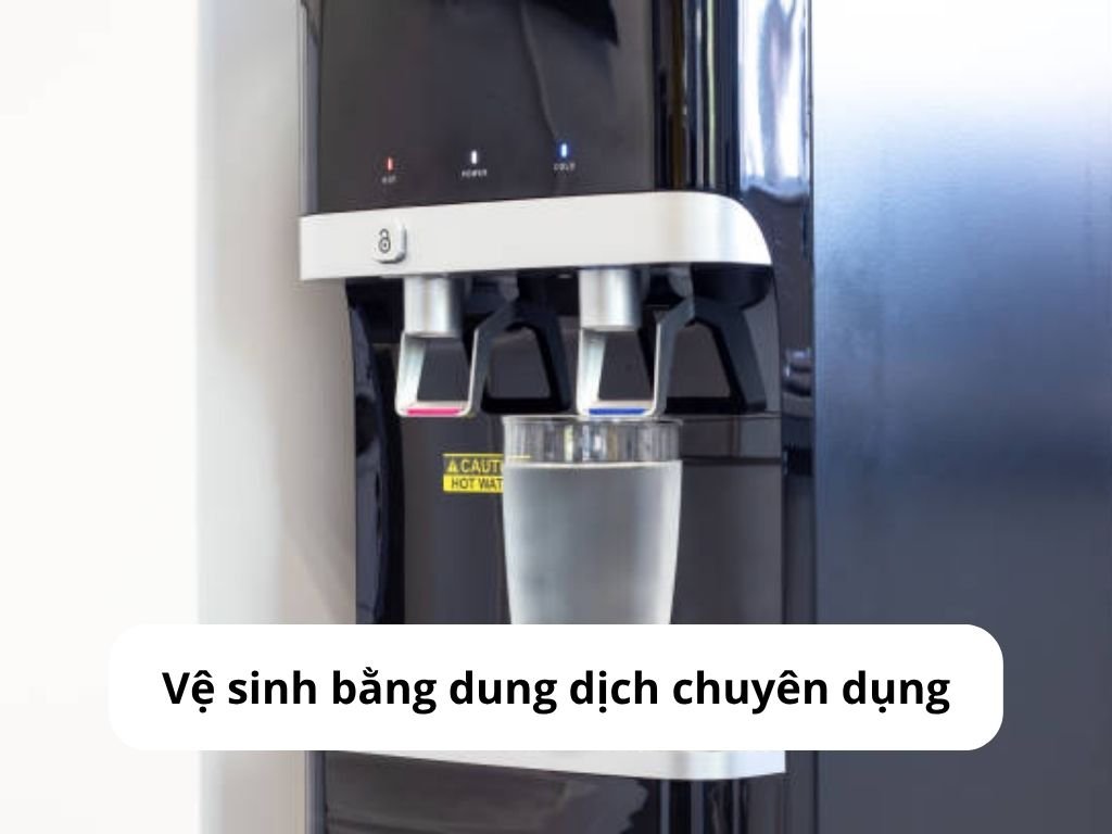 Vệ sinh bằng dung dịch chuyên dụng